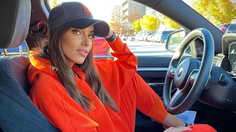 Спортна журналистка обича да показва обаятелното си тяло