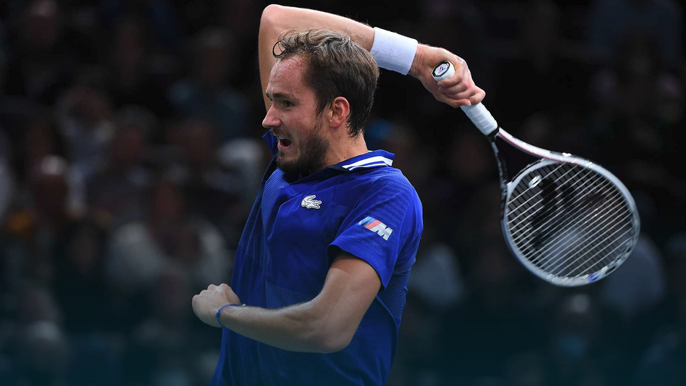 Медведев победи непоставения Корда в Париж