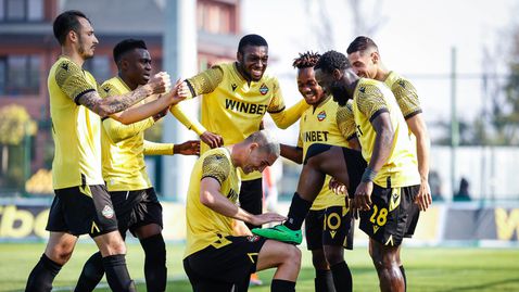  Ботев (Пд) скри топката на Ботев (Враца), Ману се регистрира с хеттрик 