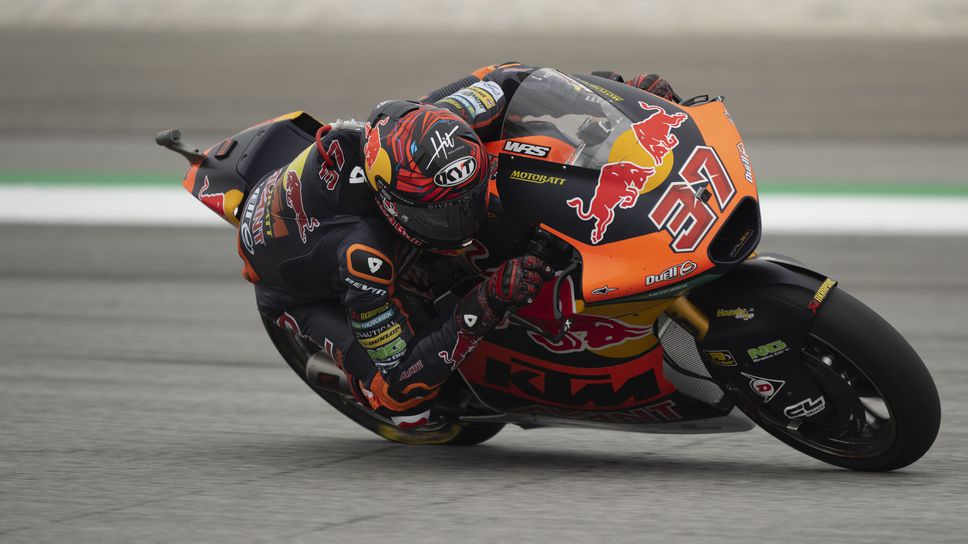 Фернандес пред Огура на старта на решителното състезание в Moto2 във Валенсия