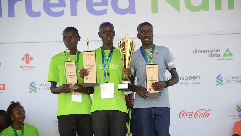 Елиас Челимо (в средата) спечели неделния маратон в Найроби, но
