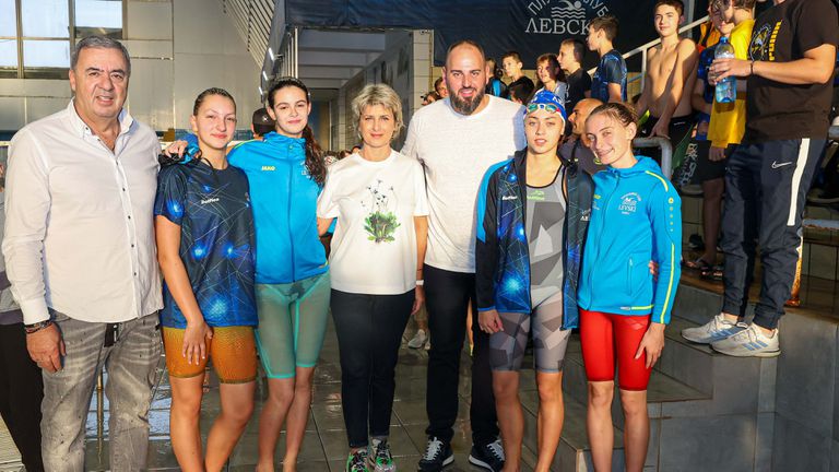 Министърът на младежта и спорта Весела Лечева поздрави плувците треньорите
