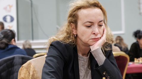 След пет кръга Стефанова дели първото място