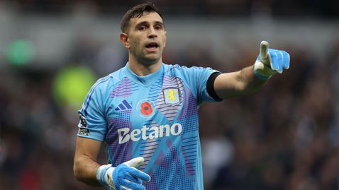  Бернар Лама: Емилиано Мартинес не е огромен вратар 