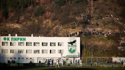 НАП блокира сметки на Пирин, запорираха автобусите на клуба