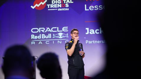 Механиците на Ред Бул сменят гуми в пълен мрак