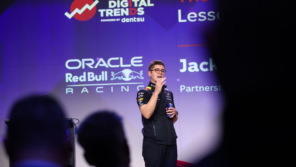 Механиците на Ред Бул сменят гуми в пълен мрак