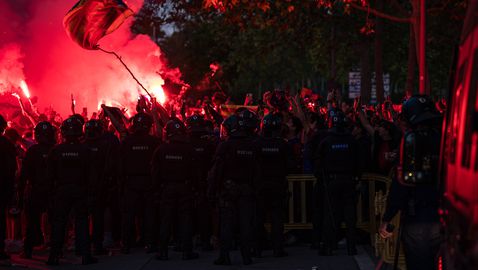 Автобус на феновете на Барселона изгоря при гостуването на Брюж