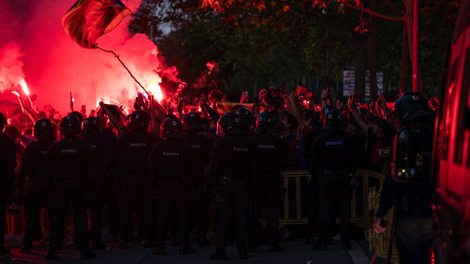 Автобус на феновете на Барселона изгоря при гостуването на Брюж