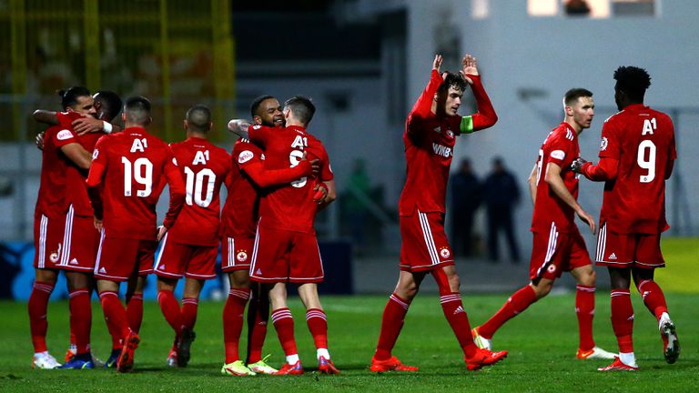  ЦСКА - София загрява в снега преди контролата с Хартберг 