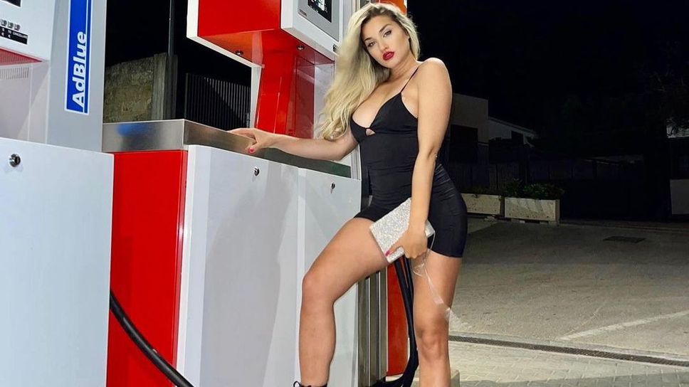 Провокативна блондинка дере гърло за Ювентус