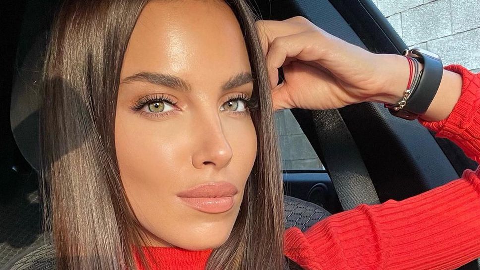 Спортна журналистка събра погледите с голямото си деколте