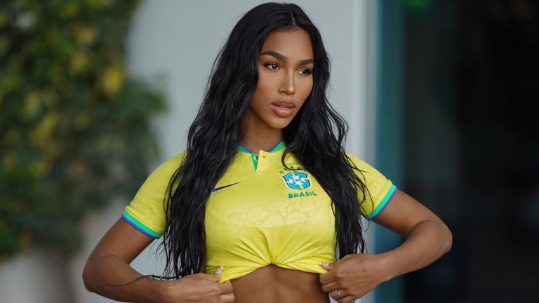 Виржиния Санхаус очевидно знае как да приковава мъжкото внимание и