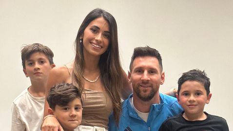 Лео Меси кацна в Барселона със семейството и 15 куфара