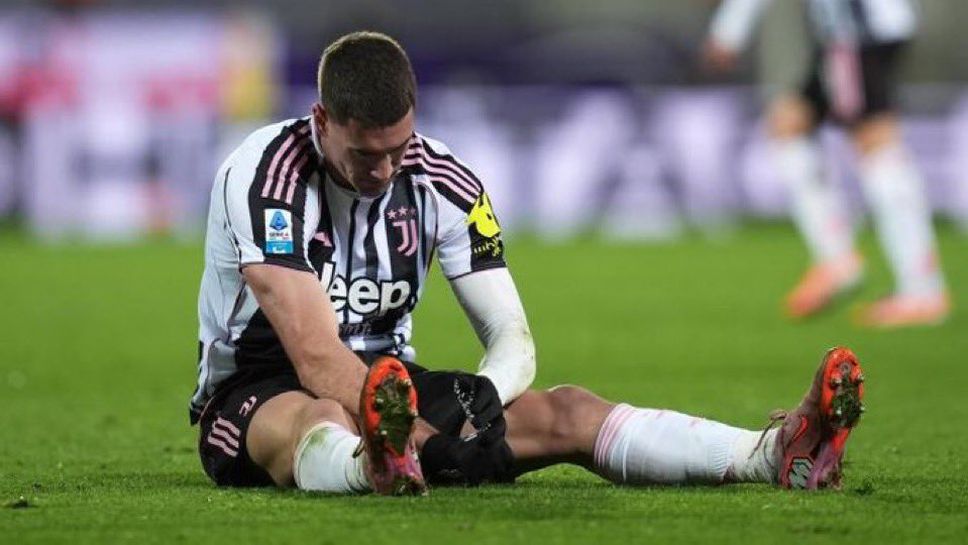 Нападателят на ЮвентусДушан Влахович претърпя операция след разкъсване на сухожилието