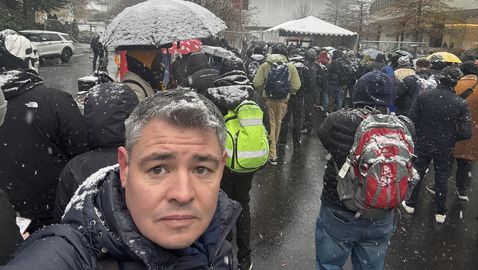 Журналисти висят с часове под снега във Вашингтон в очакване на жребия за Мондиал 2026