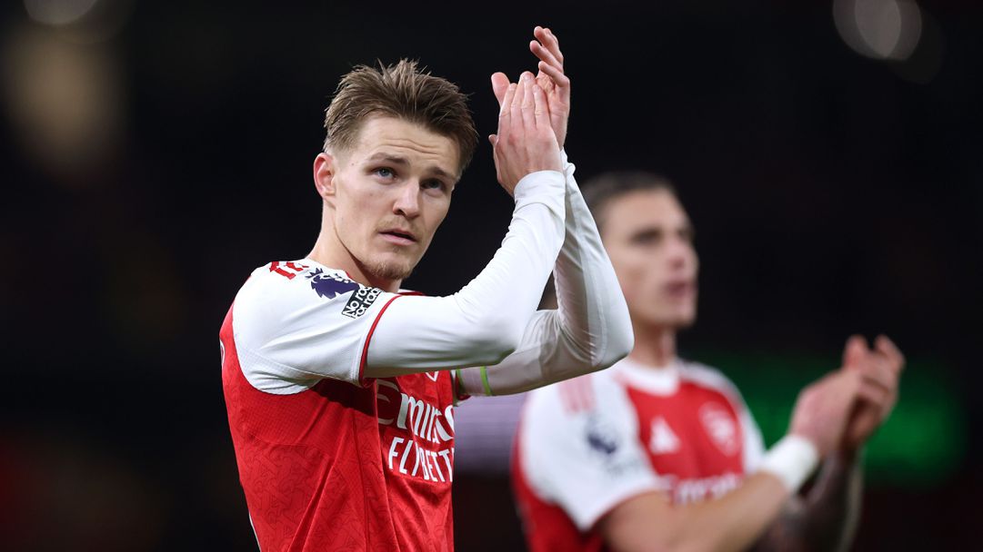 Арсенал ще брани преднината си срещу набралия скорост Астън Вила