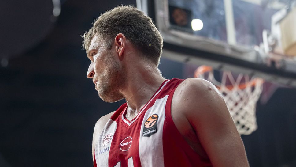 Отборът на Олимпиакос с българския национал Александър Везенков се готвеше