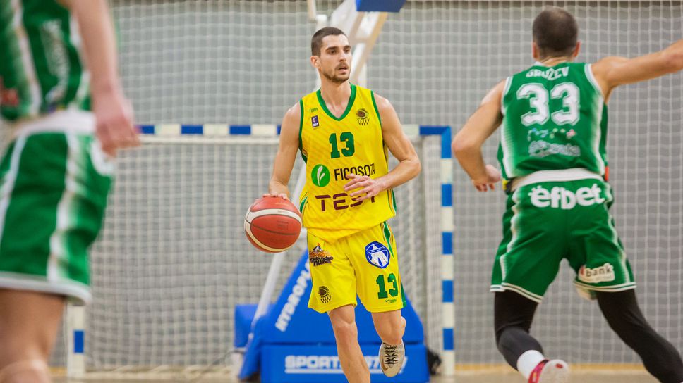 Шумен се раздели с двама