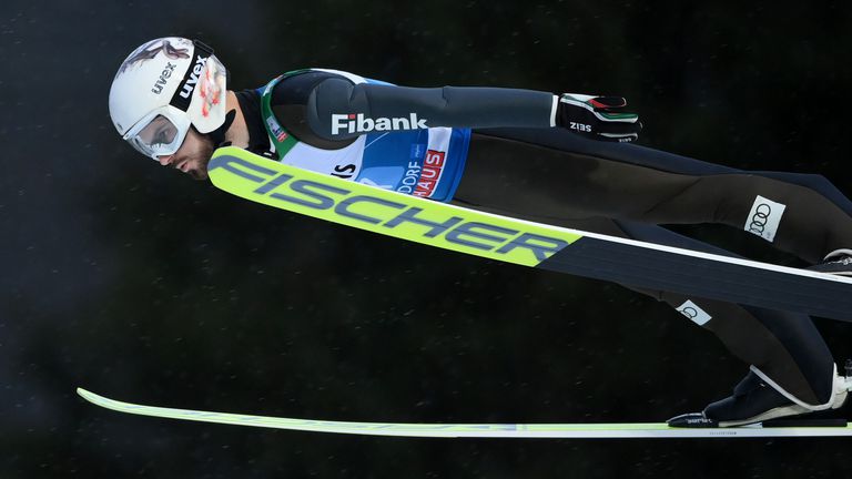 Българският ски-скачач Владимир Зографски скочи 127.5 метра и събра 126.7