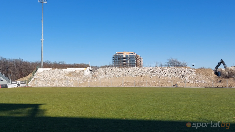 Продължава премахването на Трибуна Спортклуб от стадион Локомотив В момента
