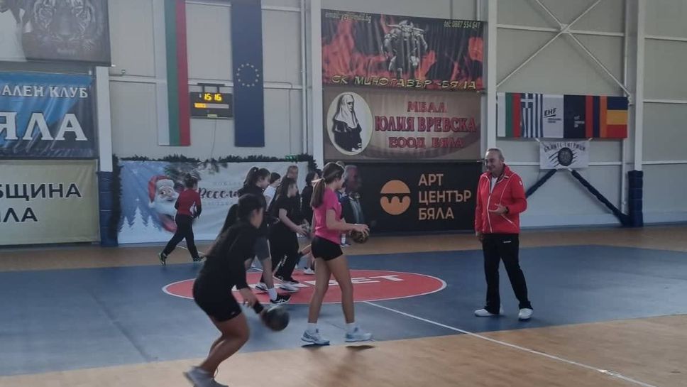 Треньори на мъжкия национален отбор по хандбал проведоха тренировка с девойките на ХК “Бяла”
