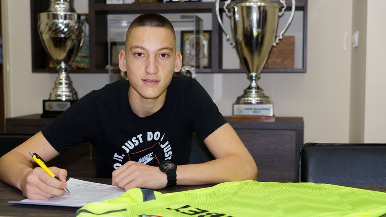 Стефан Смъркалев подписа първи професионален договор с Ботев Пловдив Юношата на