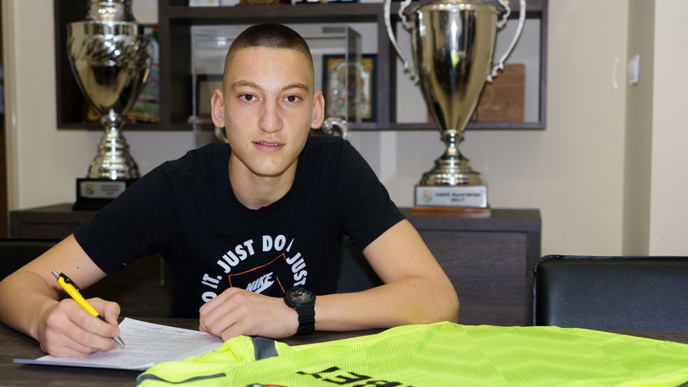 Младок подписа професионален договор с Ботев (Пловдив)