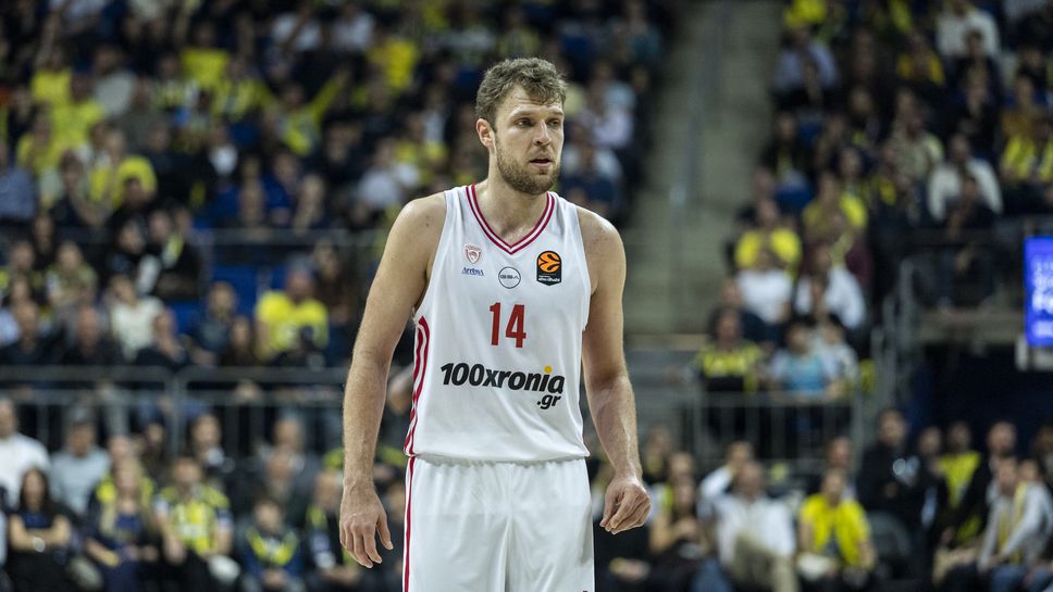 Луд мач между Олимпиакос и Фенербахче в Истанбул