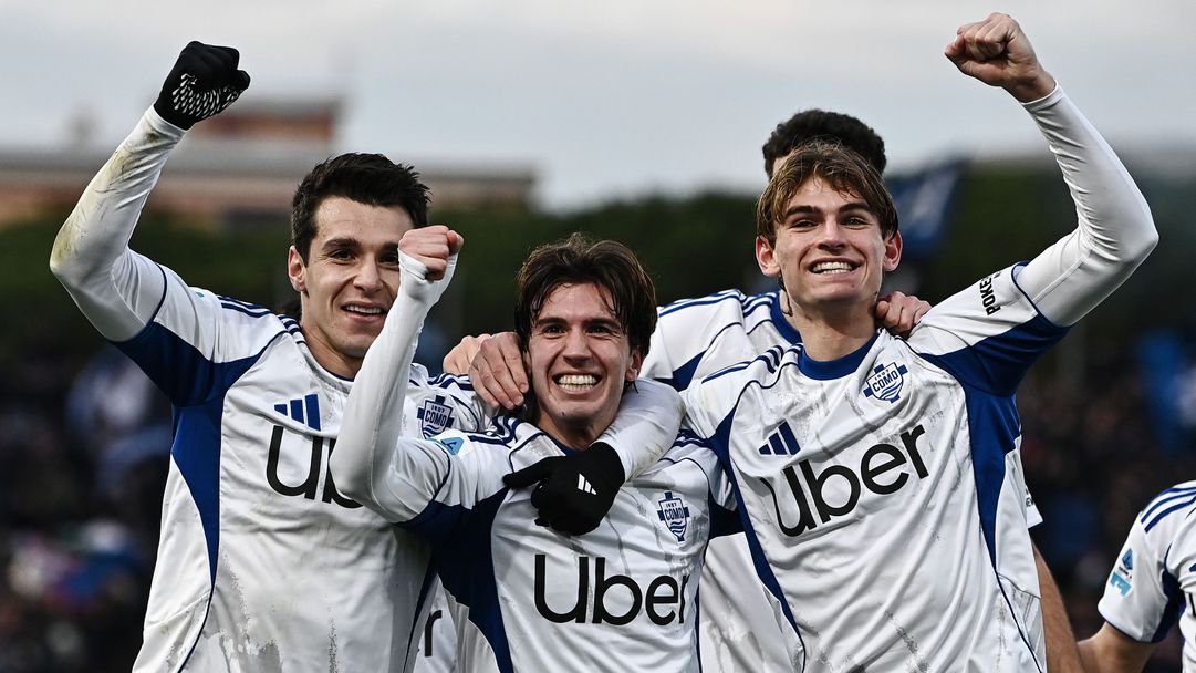 Комо се разправи с опашкар и се изравни с Ювентус и Рома