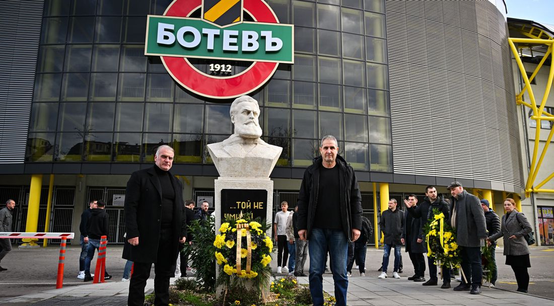 Представителният отбор на Ботев (Пд) поднесе цветя и венци пред паметника на Христо Ботев