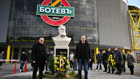 Представителният отбор на Ботев (Пд) поднесе цветя и венци пред паметника на Христо Ботев