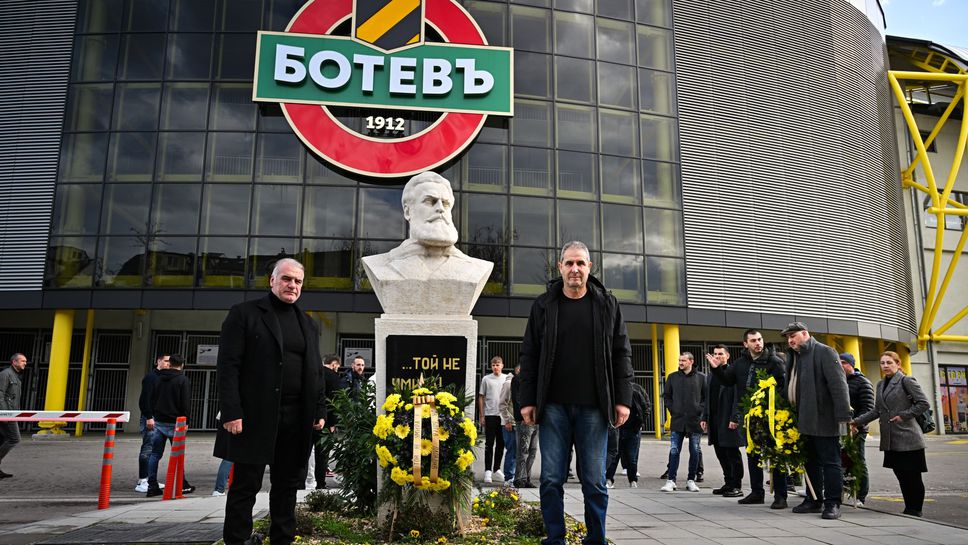 Представителният отбор на Ботев Пловдив предвождан от Димитър Димитров Херо