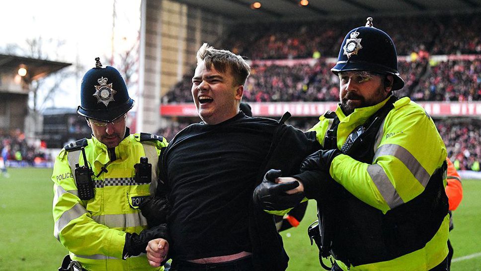 Полицията арестува фен на Лестър, който нахлу на терена и атакува играчите на Нотингам