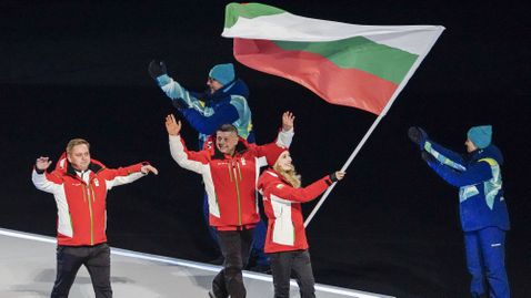 Саша Фейгин развя българския флаг на “Джузепе Меаца”, а Владо Илиев - в Кортина