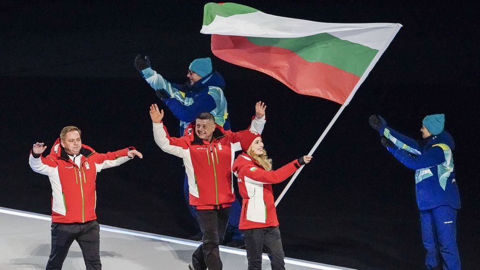 Саша Фейгин развя българския флаг на “Джузепе Меаца”, а Владо Илиев - в Кортина