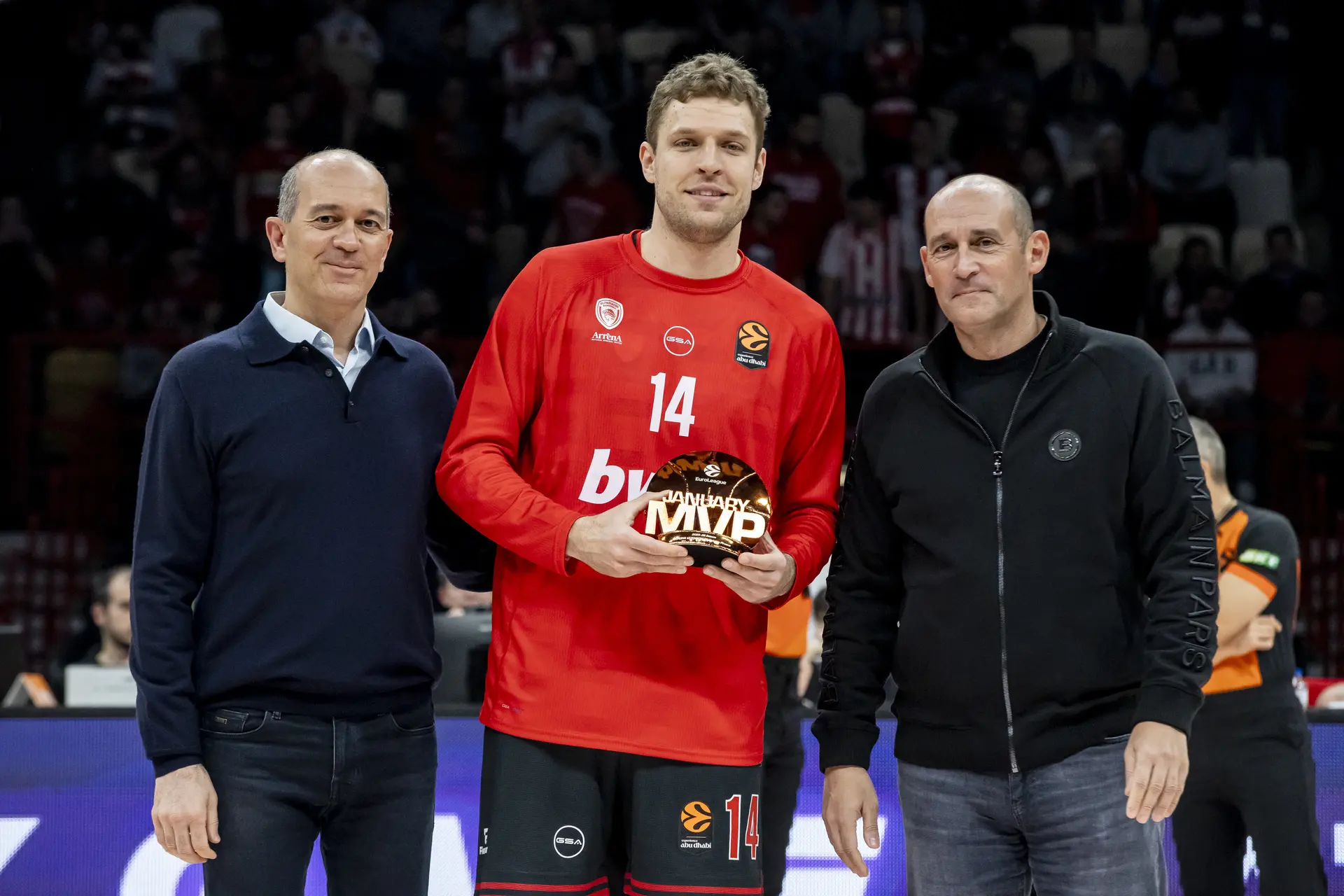 Везенков грабна наградата си за MVP и се развихри в Пирея при победа на Олимпиакос
