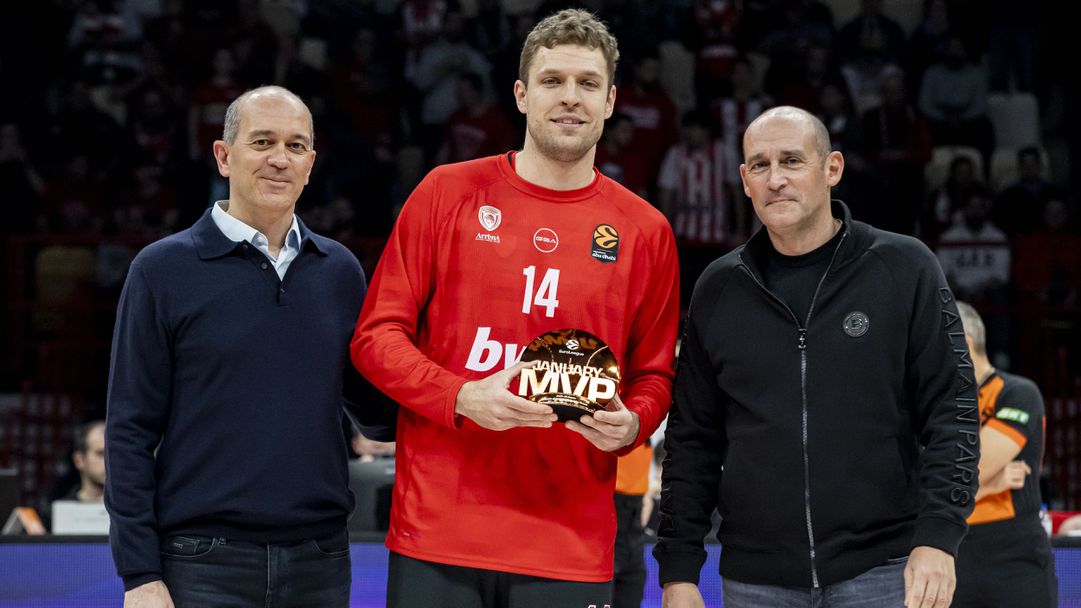 Везенков грабна наградата си за MVP и се развихри в Пирея при победа на Олимпиакос