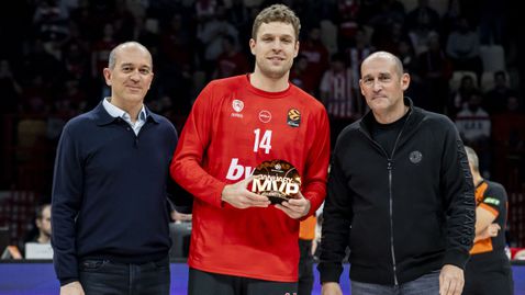 Везенков грабна наградата си за MVP и се развихри в Пирея при победа на Олимпиакос