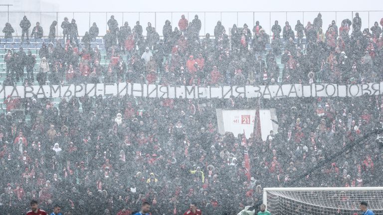 Феновете на София в сектор Г издигнаха духовит транспарант