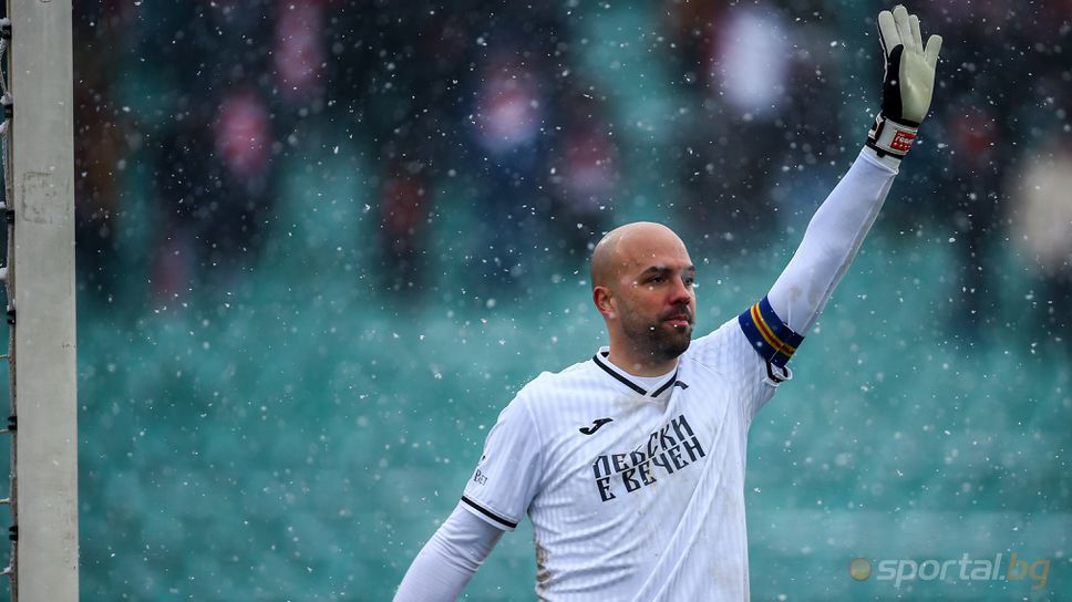 Ники Михайлов остава в Левски