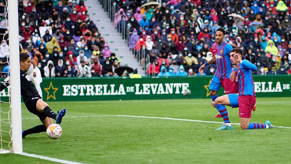 Барселона обърна Елче до 2:1 с дебютен гол на Феран Торес и дузпа на Мемфис
