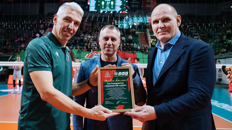Легендарният руски борец Александър Карелин награди българския волейболен треньор Георги