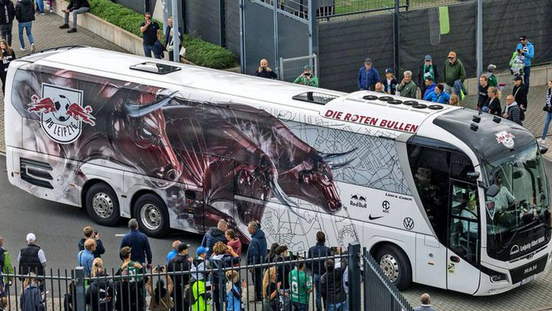 РБ Лайпциг предостави клубния си автобус на малка група фенове