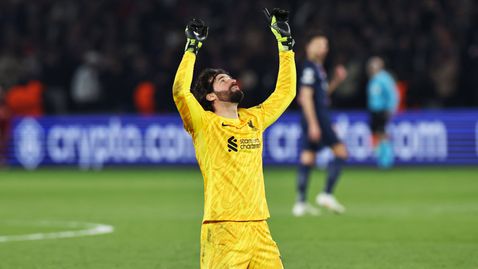 Алисон пострада по време на мача на Бразилия