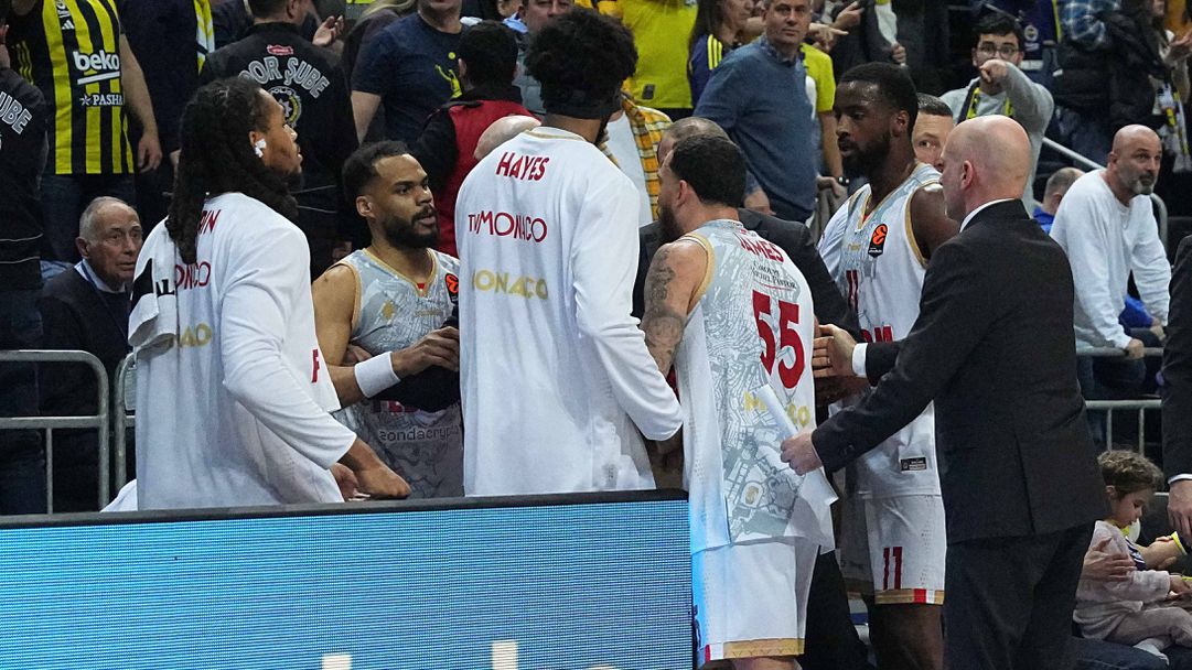 Майк Джеймс се извини публично за избухването си след загубага от Фенербахче