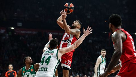 Отсъствието на Везенков не спря Олимпиакос за победа в супердербито с Панатинайкос