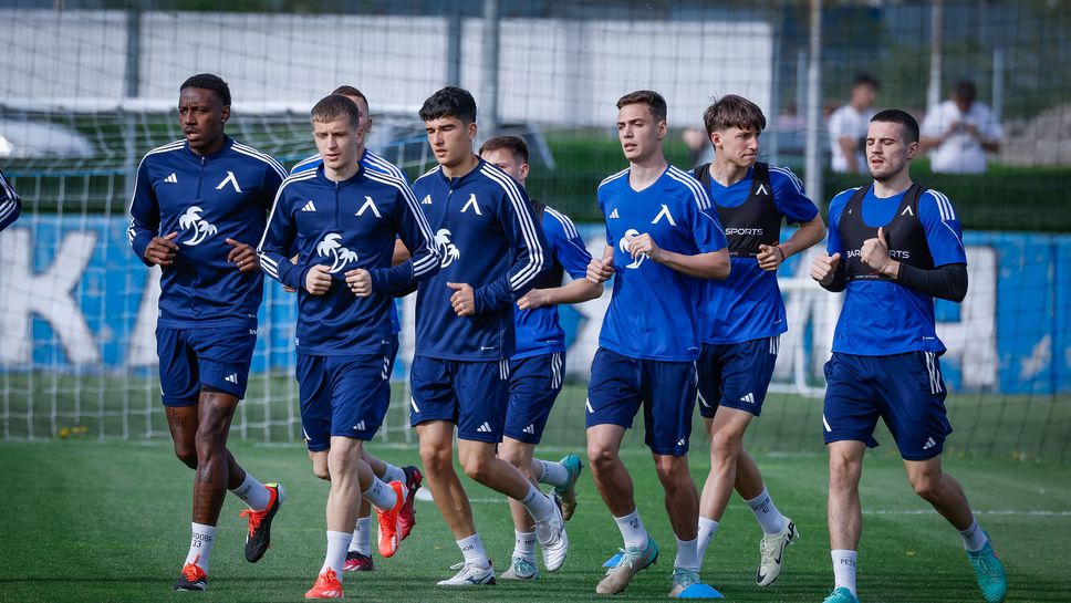 Фенове надъхват Левски преди дербито с ЦСКА - София, двама титуляри тренират отделно от основната група