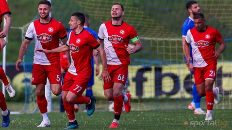 Два автогола и червен картон не спряха Саяна да отстрани Локо (ГО)