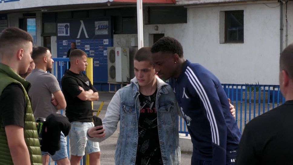Фенове пресрещнаха звездите на Левски за автографи и снимки на последната тренировка на тима преди дербито с ЦСКА - София